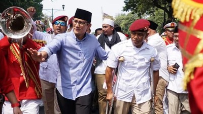 7 Gaya Sandiaga Uno Pakai Sneakers Lokal, dari Blusukan Sampai Olahraga