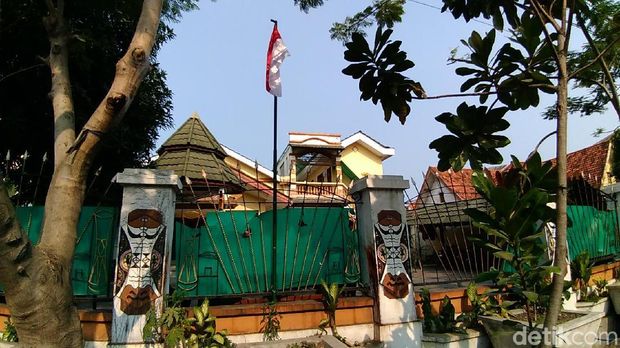 Bendera akhirnya terpasang meski di luar pagar