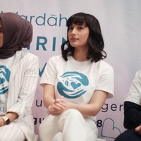 Selain Tatjana, beberapa artis yang tampil dengan model rambut long bob adalah Dian Sastro Wardoyo dan Andien Aisyah. Potongan rambut bob tapi tidak terlalu pendek ini memang terlihat segar dan natural.  Foto: Silmia Putri/Wolipop