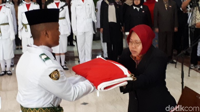 Kukuhkan Paskibra Kota Surabaya, Risma: Jangan Sombong Kukuhkan Paskibra Kota Surabaya, Risma: Jangan Sombong