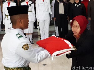 Kukuhkan Paskibra Kota Surabaya, Risma: Jangan Sombong