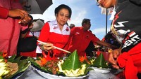 Diah Permata Megawati Setiawati Soekarnoputri atau akrab disapa Megawati. Merupakan mantan presiden RI ke-5. Ini posenya saat mencicipi tumpeng dengan lauk komplet. Foto: Zabur Karuru.