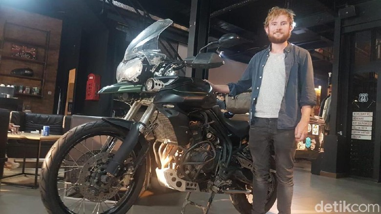 Michael Joy touring dari Irlandia menuju Australia, mampir ke Indonesia Foto: Rangga Rahardiansyah Michael Joy touring dari Irlandia menuju Australia, mampir ke Indonesia Foto: Rangga Rahardiansyah