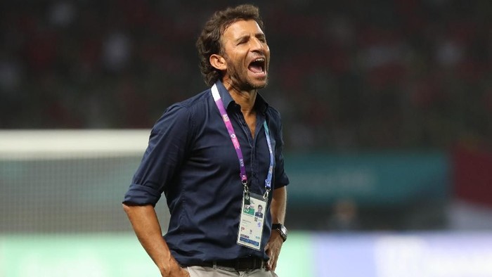 Pelatih Indonesia Luis Milla berteriak mengistruksikan pemainnya dari luar lapangan saat timnya berhasil menang telak 4-0 Indonesia pada pertandingan Grup A Asian Games ke-18 di Stadion Patriot, Bekasi Minggu (12/8). INASGOC/Charlie/sup