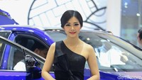 Tubuh semampai bidadari Lexus mampu mensihir pengunjung GIIAS 2018.