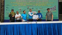 Direktur SDM dan Umum Pelindo III Toto Heliyanto, Direktur Keuangan Pelindo III, U Saefudin Noer, Direktur Operasional Komersil Askrindo Dwi Agus Sumarsono, Pemimpin Wilayah 4 Askrindo, Ahmad Rizali, SVP Management System and Risk Management, Abdul Rofid Fanany, CEO Pelindo III Aria Askhara, berfoto bersama usai penandatanganan kerjasama antara Askrindo dan Pelindo III tentang Asuransi Kapal Sandar dan Penanggulangan Polusi Minyak, di Surabaya, Rabu (15/8/2018). Pool/Askrindo.