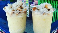 Ini versi Es Tape Ngetul yang lain. Es tape singkong dengan topping potongan roti plus taburan keju cheddar parut. Manis, asin dan dingin! Foto : Instagram @estapengetul