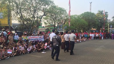 Semangat Anak-anak Sambut Kirab Obor Asian Games di Kramat Jati