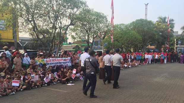 Peserta menunggu kedatangan kirab obor.
