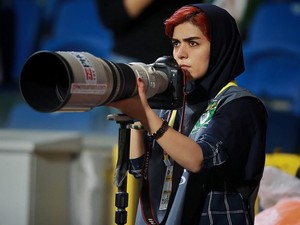 Dilarang Masuk Stadion Bola, Fotografer Wanita Liput Pertandingan dari Atap