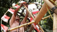 Gantungan hadiah itu juga dihiasi dengan bendera merah putih.