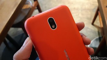 Daya tahannya disokong baterai berkapasitas 2.150 mAh yang dapat dilepas. Foto: Virgina Maulita Putri/detikINET