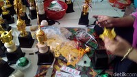 Jenis piala yang diproduksi yaitu piala jenis plastik dan akrilik.
