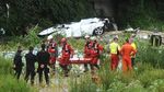 Truk Ini Nyaris Jatuh dari Jembatan yang Ambruk di Italia