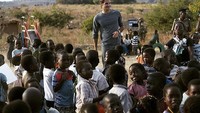 Roger juga ikut dalam kegiatan sosial bersama UNICEF. Ini kunjungannya saat berada di Malawi, Afrika. (rogerfederer/Instagram)
