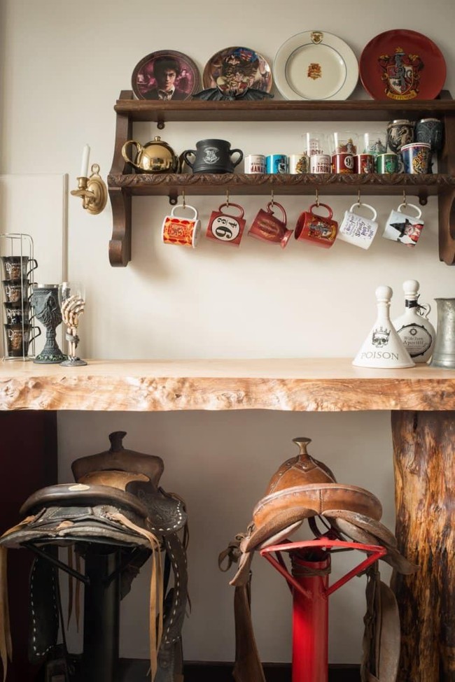 Dapur apartemen pun dipenuhi perlengkapan makan bertema Harry Potter. Mulai dari piring, mug, cangkir hingga teko. Foto: Dok. Elite Readers