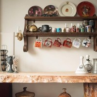 Dapur apartemen pun dipenuhi perlengkapan makan bertema Harry Potter. Mulai dari piring, mug, cangkir hingga teko. Foto: Dok. Elite Readers