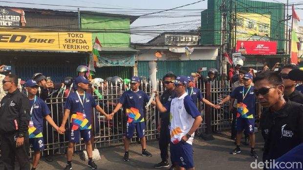Antusias Warga Saksikan Pawai Obor Asian Games di Kramat Jati