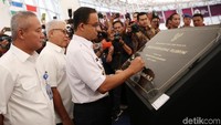Anies menandatangani prasasti peresmian.