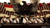 Sejumlah staf kesekjenan memperagakan jalannya sidang tahunan di gedung Kura-kura, Senayan, Jakarta, Rabu (15/8/2018).