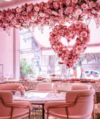 Cantik Banget! Kafe Instagramabe  di London Ini Dipenuhi Bunga Pink