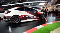 Meski lahir dari brand Jepang, Honca Civic makin cantik dengan pengawalan wanita-wanita cantik Indonesia.