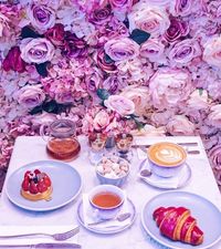 Cantik Banget! Kafe Instagramabe  di London Ini Dipenuhi Bunga Pink