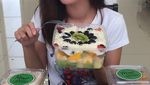 10 Pose Makan Yeslin Wang, Si Langsing yang Hobi Kulineran