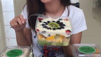 Saya itu tipe orang yang harus makan buah setiap hari tulisnya pada captions foto ini. Momen ini menunjukkan Yeslin saat hendak makan salad buah. Foto: instagram @yeslinwang