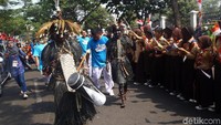 Dalam rangkaian pawai obor Asian Games tersebut dimeriahkan pula dengan berbagai musik dan kesenian khas dari seluruh Indonesia.