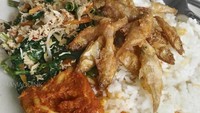 Wah ini dia, nasi urap lauknya tahu bumbu cabe dan ikan wader yang digoreng garing. Nyam! Foto: Instagram @mamaquink88