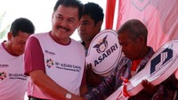 Hadir dalam peresmian dan penyerahan rumah pada program bedah rumah di Kupang Direktur Utama Perum Jamkrindo Randi Anto dan manajemen BUMN yang lain. Foto: dok. Jamkrindo