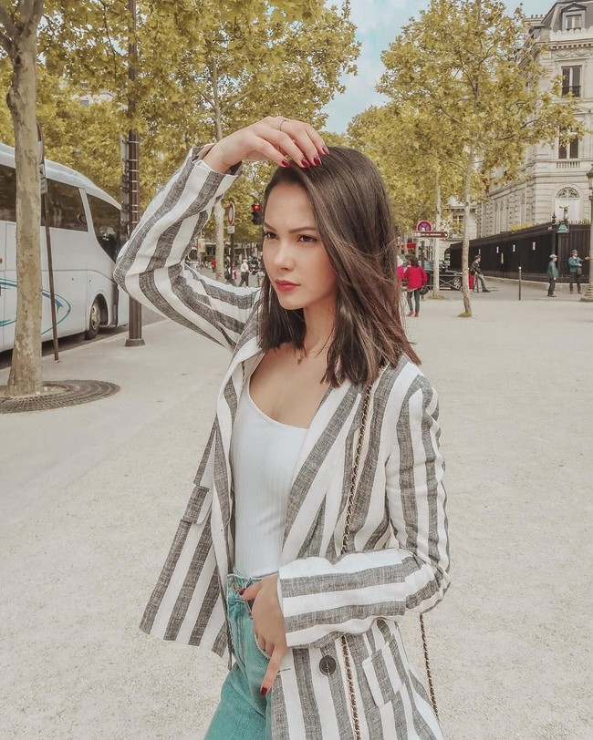 Tidak berprofesi sebagai artis, sosok wanita yang satu ini,  Alyssa Daguise, populer di media sosial. Hal itu karena Alyssa adalah kekasih anak Ahmad Dhani dan Maia yang kini menjadi selebriti Al Ghazali. Sudah dua tahun ini Alyssa dan Al menjadi pasangan kekasih. Dan sejak kemunculannya, gadis berdarah Prancis ini kerap disebut-sebut netizen mirip Kendall Jenner. Foto: Instagram Alyssa Daguise