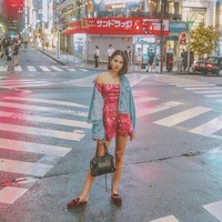 Berpose di kawasan Shinjuku, Jepang, Alyssa Daguise memadukan busana berbahan satin dengan jaket denim. Dia juga terlihat menenteng tas Balenciaga dan memakai sepatu mules Gucci. Foto: Instagram Alyssa Daguise
