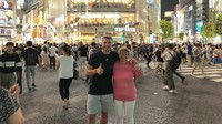 Traveling ke Tokyo bersama sang ibu. Mereka berfoto di Shibuya Crossing (poldi_official/Instagram)