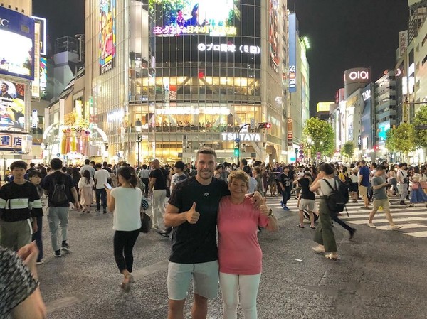Potret Lukas Podolski Jalan Jalan Di Jepang