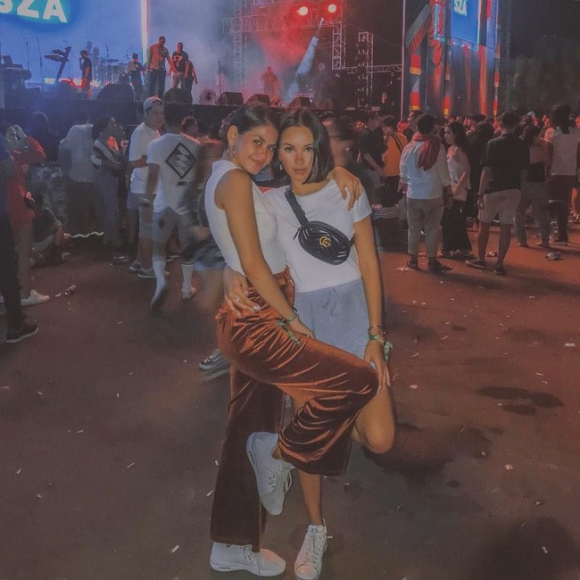 Sebagai anak zaman now, tentu saja Alyssa Daguise tidak melewatkan festival musik We The Fest. Berpose bersama temannya, Alyssa bergaya casual dengan sentuhan kekinian dari tas Gucci yang dibawanya. Dia memakai Gucci belt bag seharga Rp 14 jutaan. Foto: Instagram Alyssa Daguise