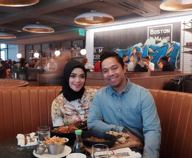 Saat makan malam bersama sang suami, ia tampil cantik mengenakan hijab segi empat hitam yang dipadukan dengan blus bermotif. Tak hanya modis, ia pun tampak lihai merias wajahnya. Foto: Instagram/Shezaidris