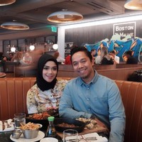 Saat makan malam bersama sang suami, ia tampil cantik mengenakan hijab segi empat hitam yang dipadukan dengan blus bermotif. Tak hanya modis, ia pun tampak lihai merias wajahnya. Foto: Instagram/Shezaidris