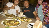 Masih di Kupang, pilihan menu makan malam De Gadjah juga tidak kalah meriah. Ada ikan bakar engan bumbu kuning dan sambal pedas yang enak. Foto: Instagram @de_gadjah