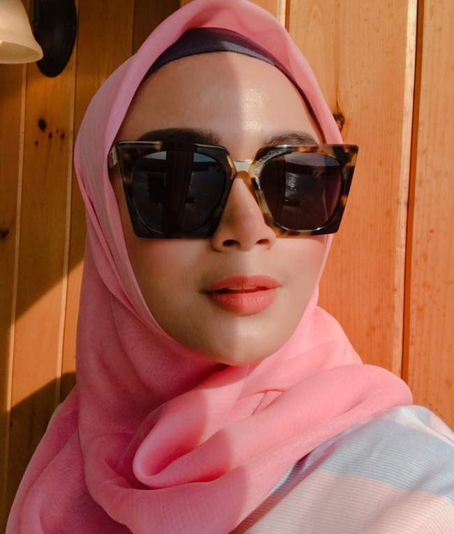 Sesuai dengan tren, hijab segi empat juga jadi pilihan tepat untuk muslimah yang baru berhijab seperti Sheza. Pilih gaya simpel tanpa menggunakan banyak peniti. Foto: Instagram/Shezaidris