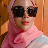 Sesuai dengan tren, hijab segi empat juga jadi pilihan tepat untuk muslimah yang baru berhijab seperti Sheza. Pilih gaya simpel tanpa menggunakan banyak peniti. Foto: Instagram/Shezaidris