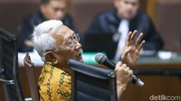 Menteri Sekretaris Negara (Mensesneg) periode 2001-2004, Bambang Kesowo menjadi saksi untuk terdakwa Syamsuddin Arsyad Tumenggung.