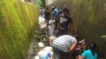 Riuhnya Warga Berebut Bocoran Avtur di Kali Taheng Ambon