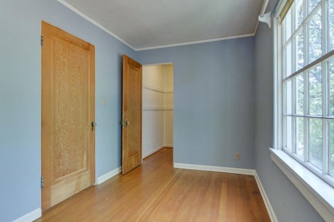 Lantai rumah menggunakan kayu, begitu pula daun pintu dan jendela, sehingga memberi kesan country dan nuansa pedesaan yang kental nan hangat. Foto: Dok. Sothebys International Realty