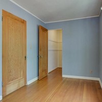 Lantai rumah menggunakan kayu, begitu pula daun pintu dan jendela, sehingga memberi kesan country dan nuansa pedesaan yang kental nan hangat. Foto: Dok. Sothebys International Realty