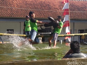 Seru! Napi di Trenggalek Beradu Tangkas Lomba Gebuk Bantal