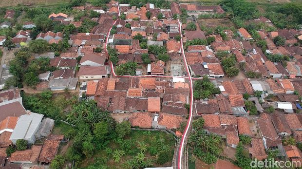 Keren! Saat Merah Putih Memayungi Seluruh Jalanan Kampung Tokyo