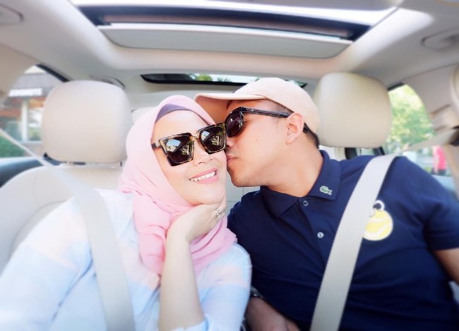 Sheza tak segan memamerkan romantisme rumah tangganya di Instagram. Ia tampak bahagia dengan kehidupan barunya, plus peran barunya sebagai calon ibu. Foto: Instagram/Shezaidris