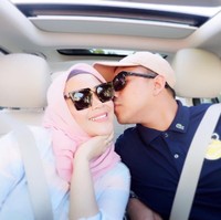Sheza tak segan memamerkan romantisme rumah tangganya di Instagram. Ia tampak bahagia dengan kehidupan barunya, plus peran barunya sebagai calon ibu. Foto: Instagram/Shezaidris